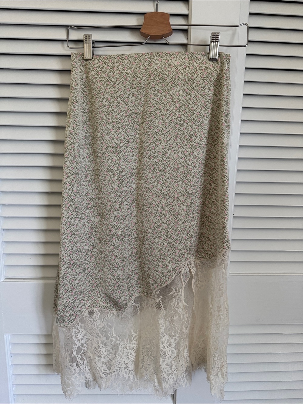Aritzia Wilfred Cream Midi Skirt with Lace Hem and Subtle Floral Print- Size 4